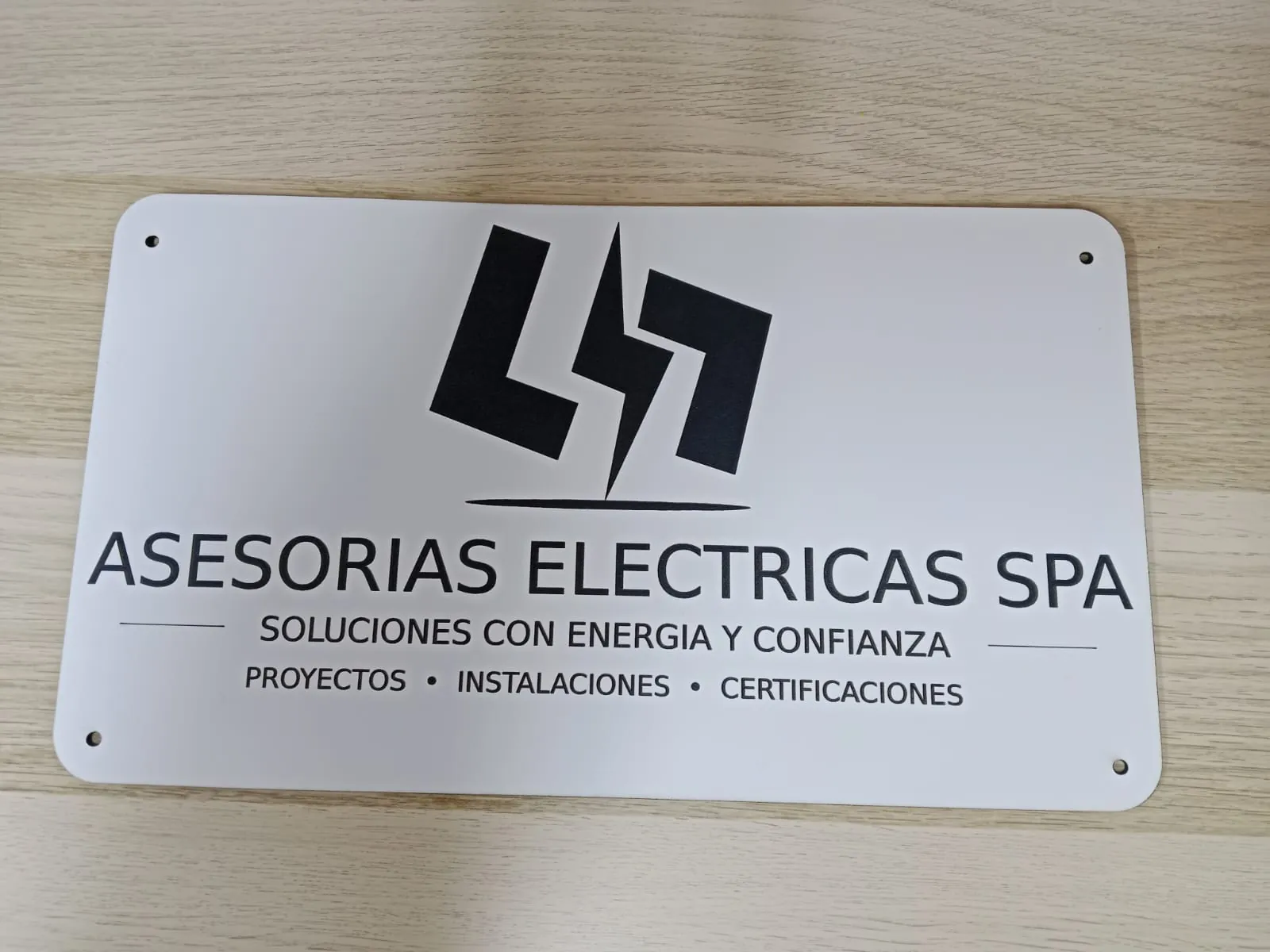 Placa corporativa grabada de Asesorías Eléctricas SpA