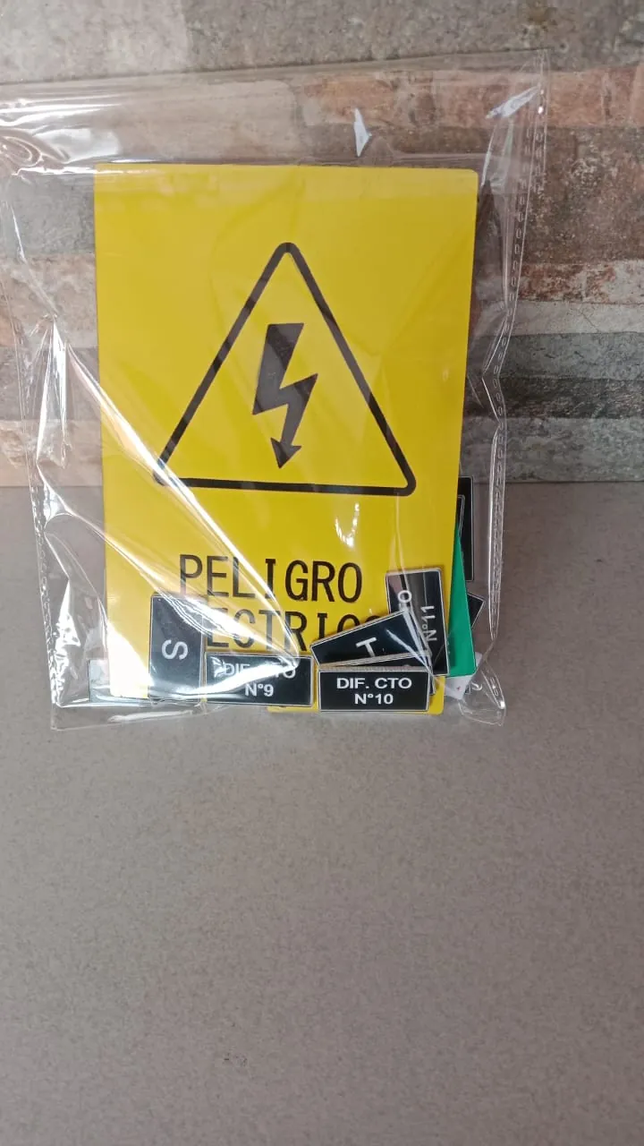 Señalización de peligro eléctrico y etiquetas de circuitos