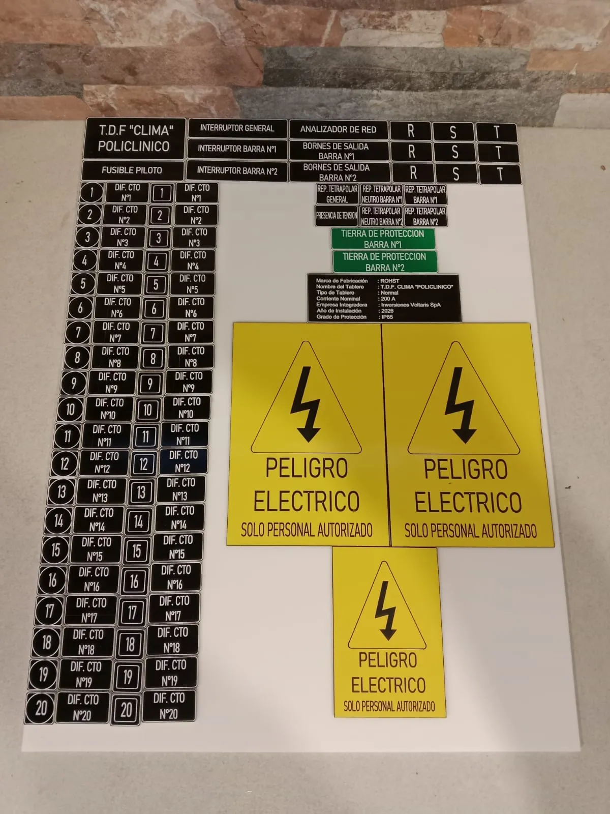 Juego de placas Lamicoid para tablero de climatización de policlínico