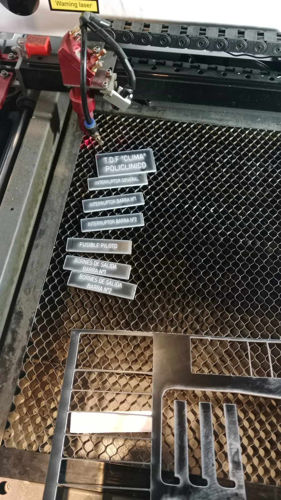 Placas Lamicoid recién cortadas en láser