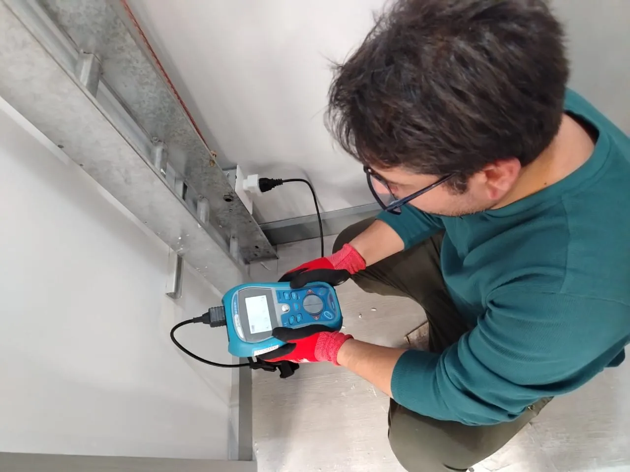 Técnico realizando medición eléctrica en terreno