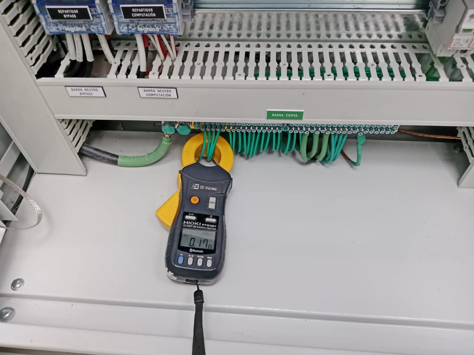 Medición de puesta a tierra en tablero eléctrico