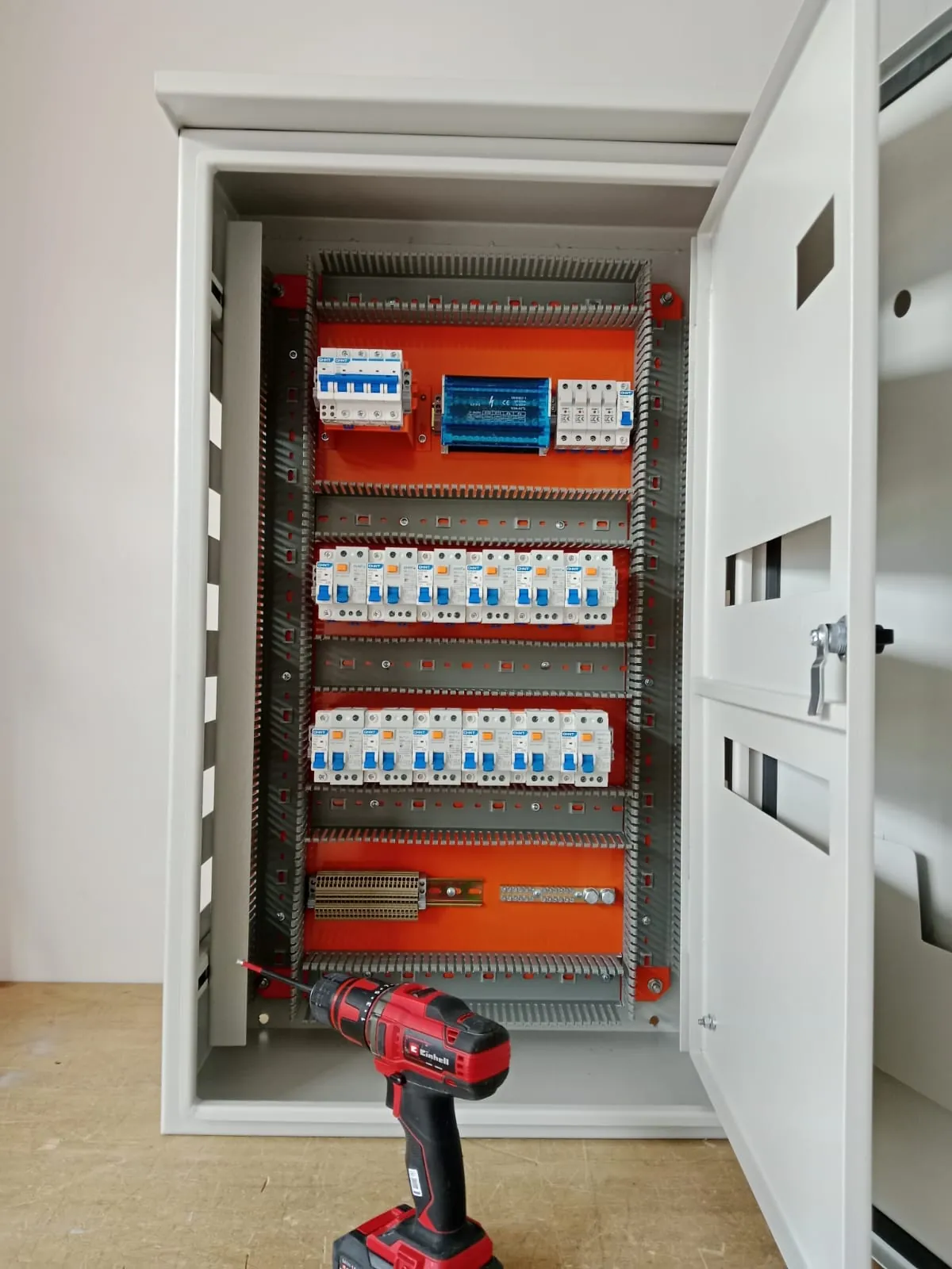 Fabricación e integración de tablero eléctrico en taller