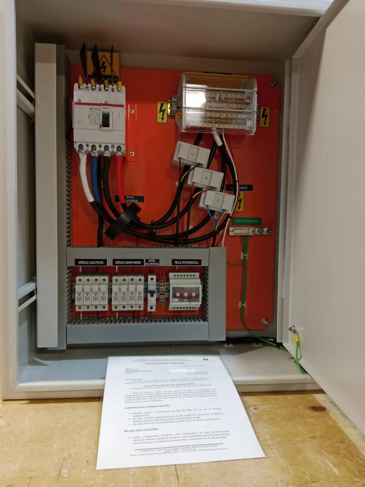 Tablero eléctrico de distribución con protecciones identificadas