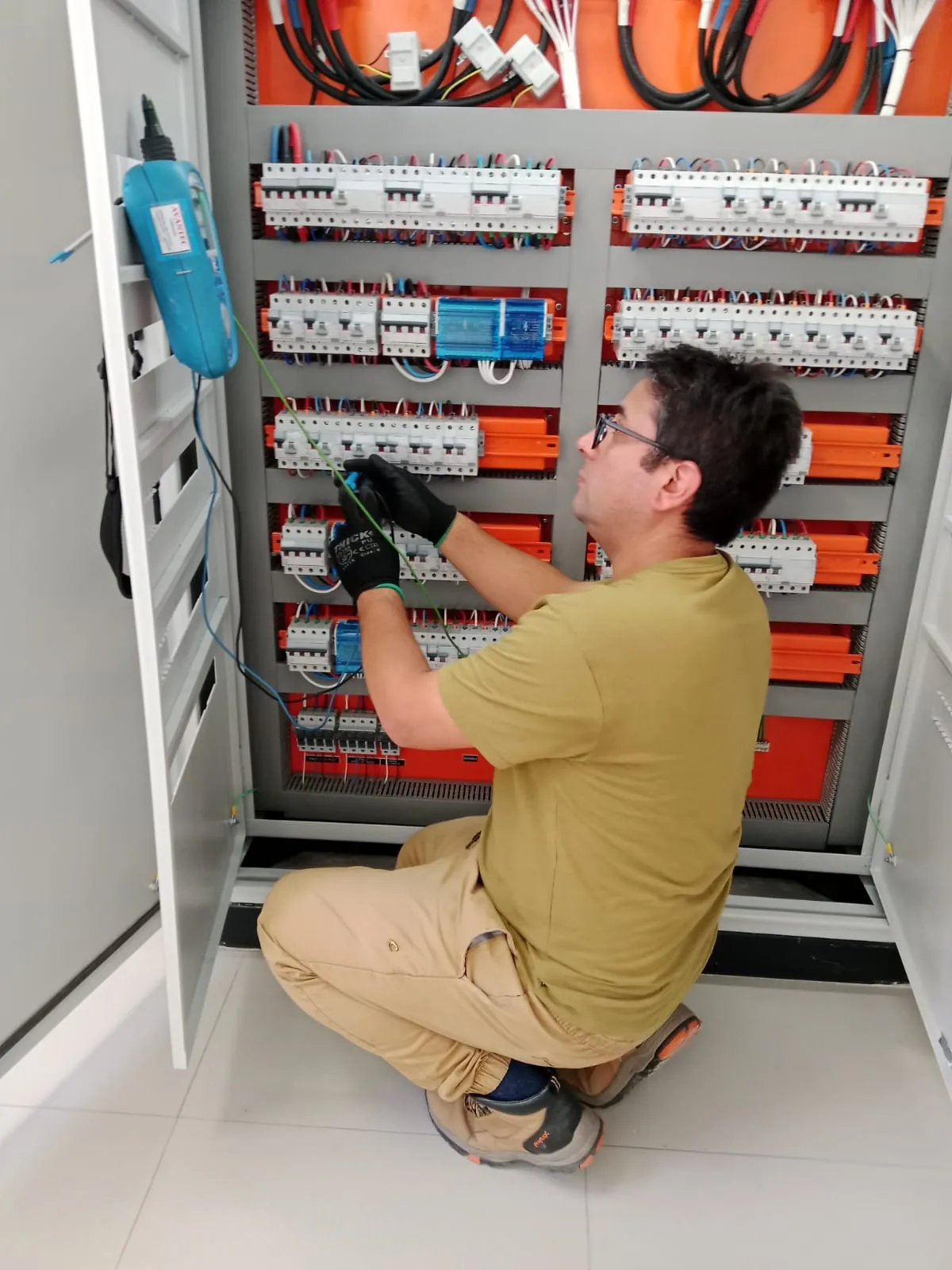 Técnico realizando pruebas en tablero eléctrico